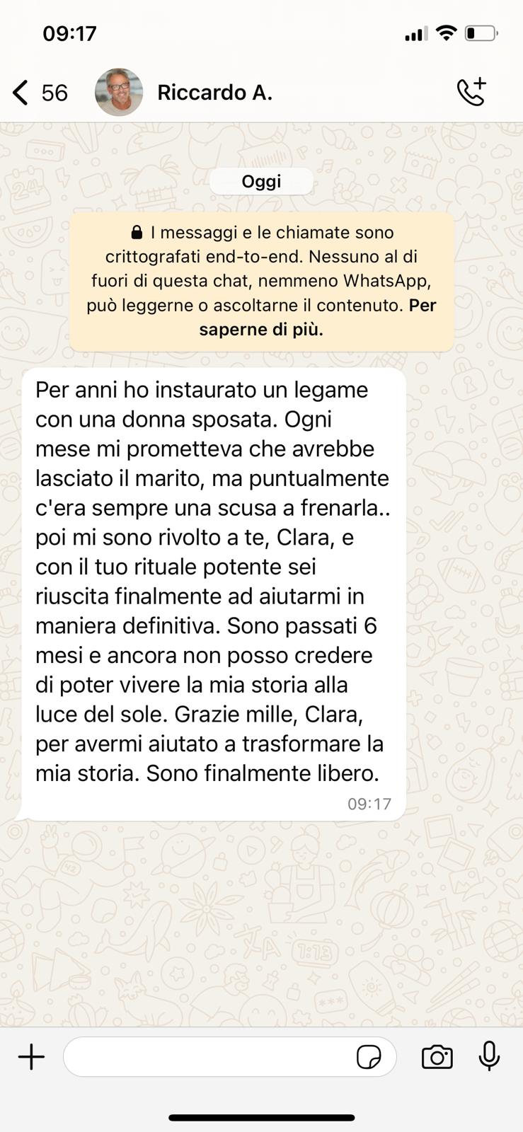 Messaggio WhatsApp di Riccardo A.: racconta di aver trasformato un legame difficile grazie al rituale di Clara e di vivere finalmente la storia alla luce del sole.